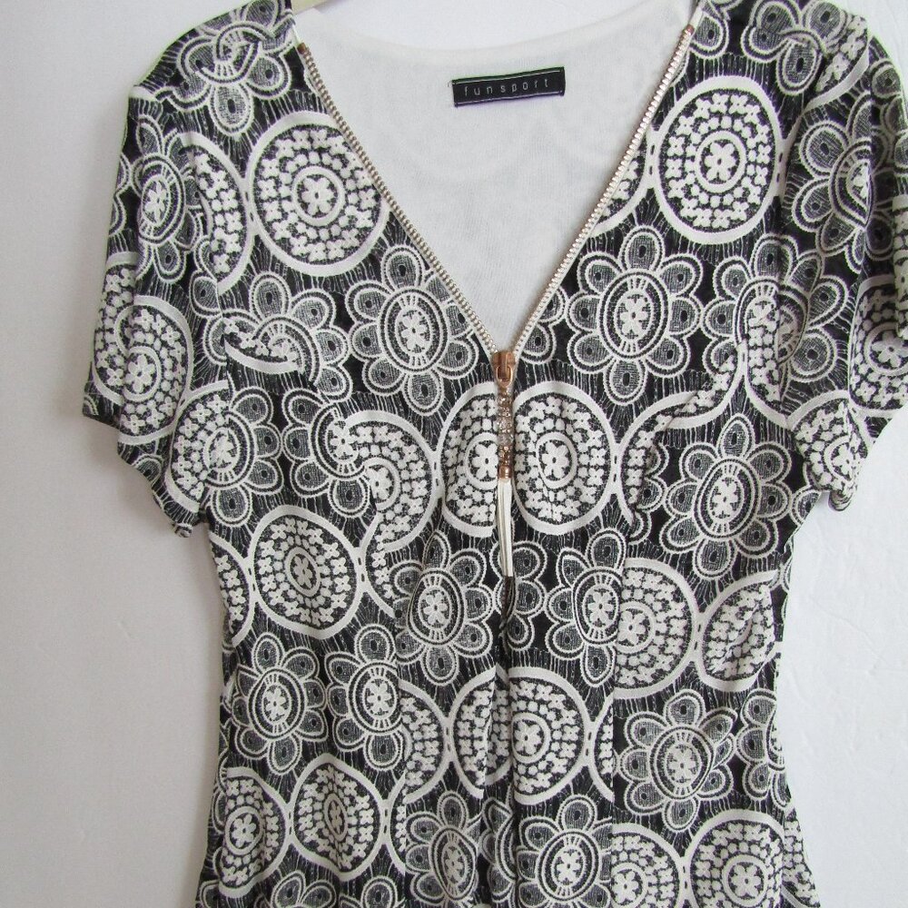 Funsport Women's Tunic Length Blouse Bold Floral , zipper front, Black/White, sm